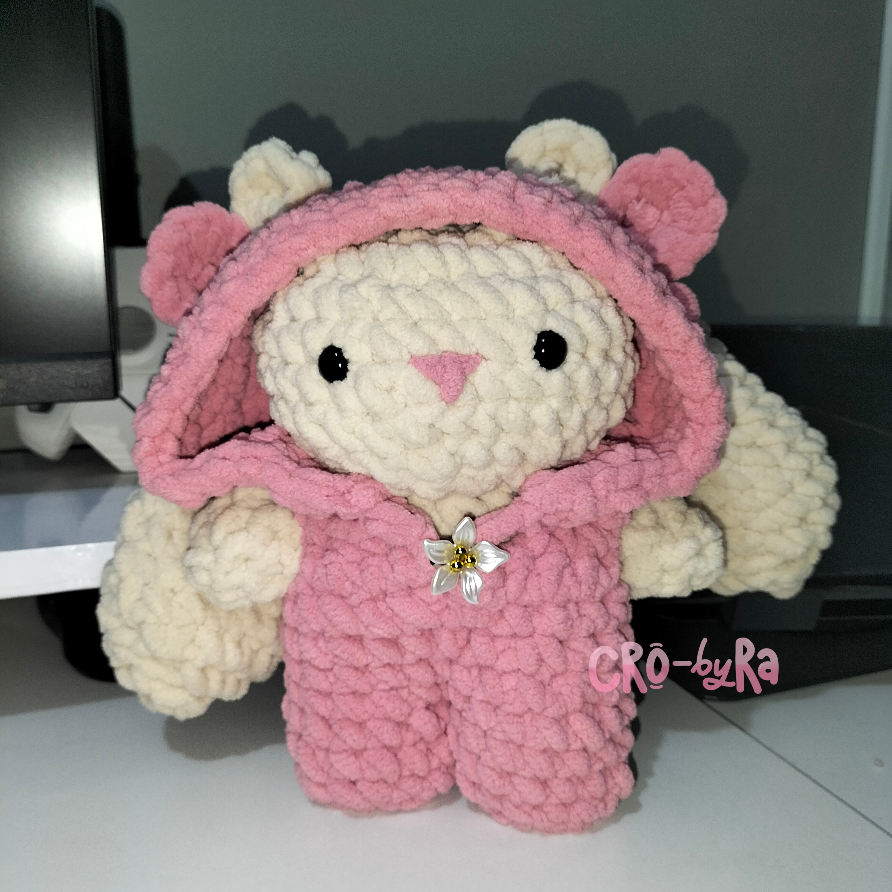 Kelinci rajutan dengan hoodie pink dan bros bunga